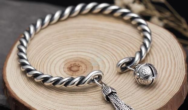 女人戴银手镯真的可以祛湿排毒吗,银手镯戴左戴右哪只手有助于排毒