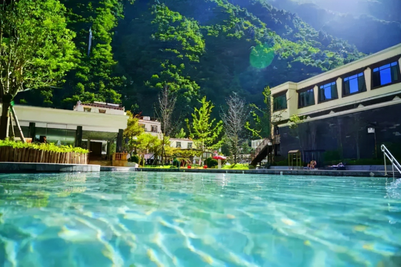 四川夏季适合泡天然温泉的地方,四川春节泡温泉推荐