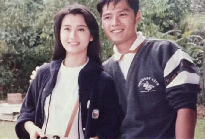 美人迟暮！55岁“新加坡一姐”戴老花镜显老气，身材发福难辨认