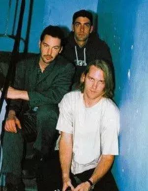 这个男人爱狗如命，颜值可以甩小李子几条街，你不知道的是......