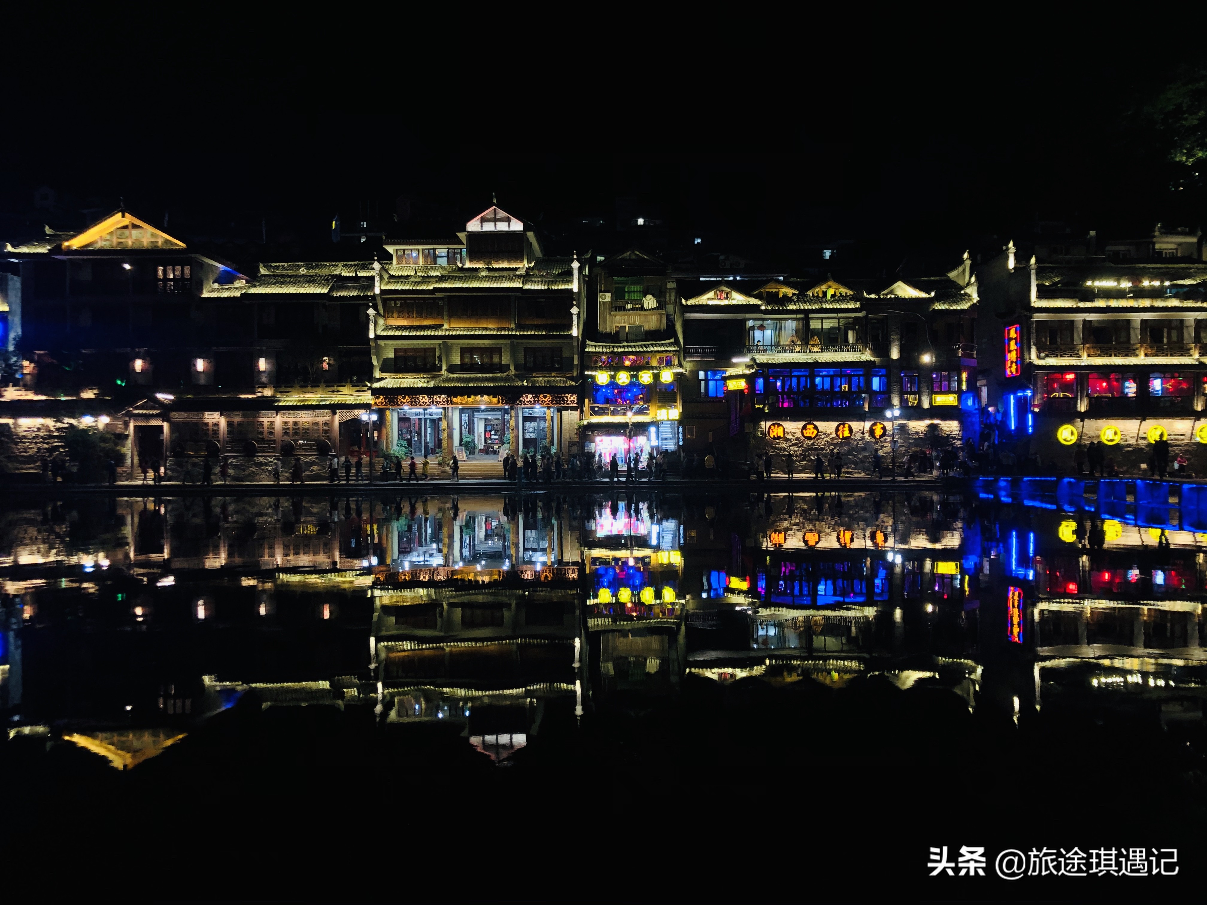漫步在雨中的凤凰古城,凤凰镇古镇夜景