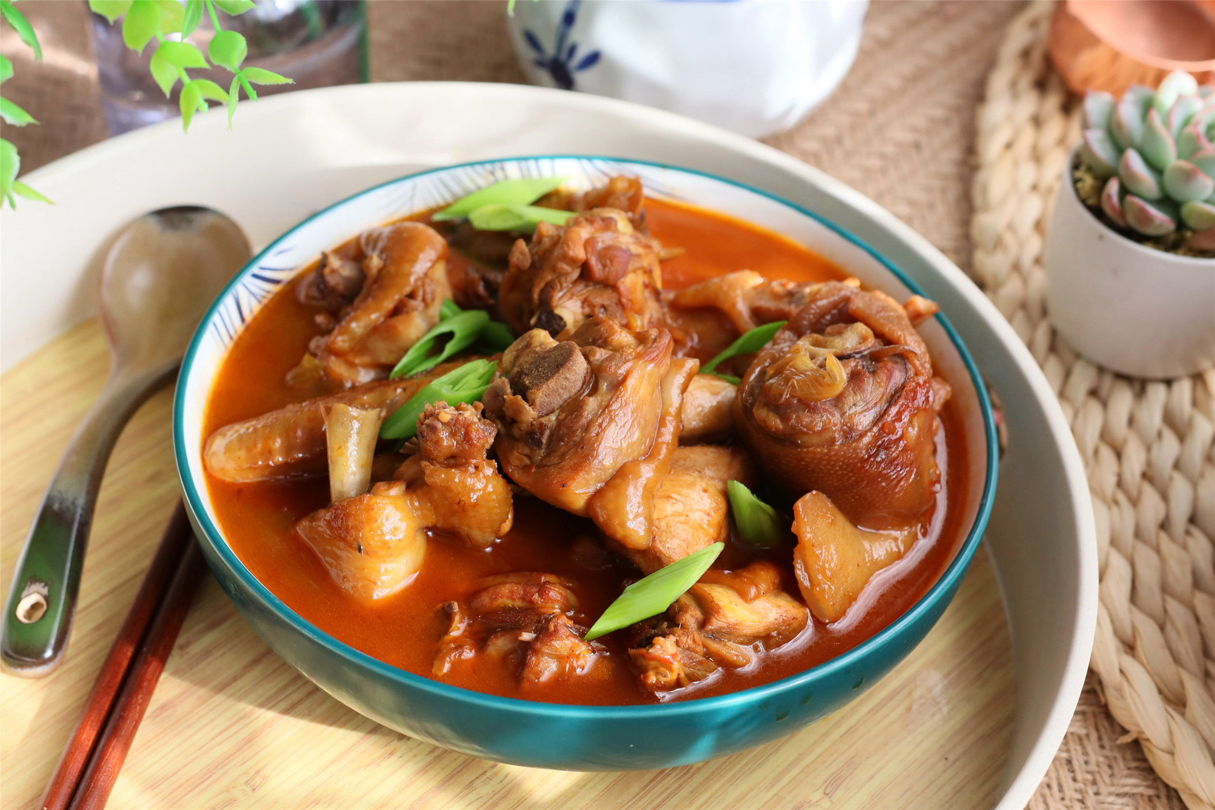 黄焖鸡怎么做汤比较浓鸡肉特别嫩,家常版黄焖鸡做酱和焖是关键