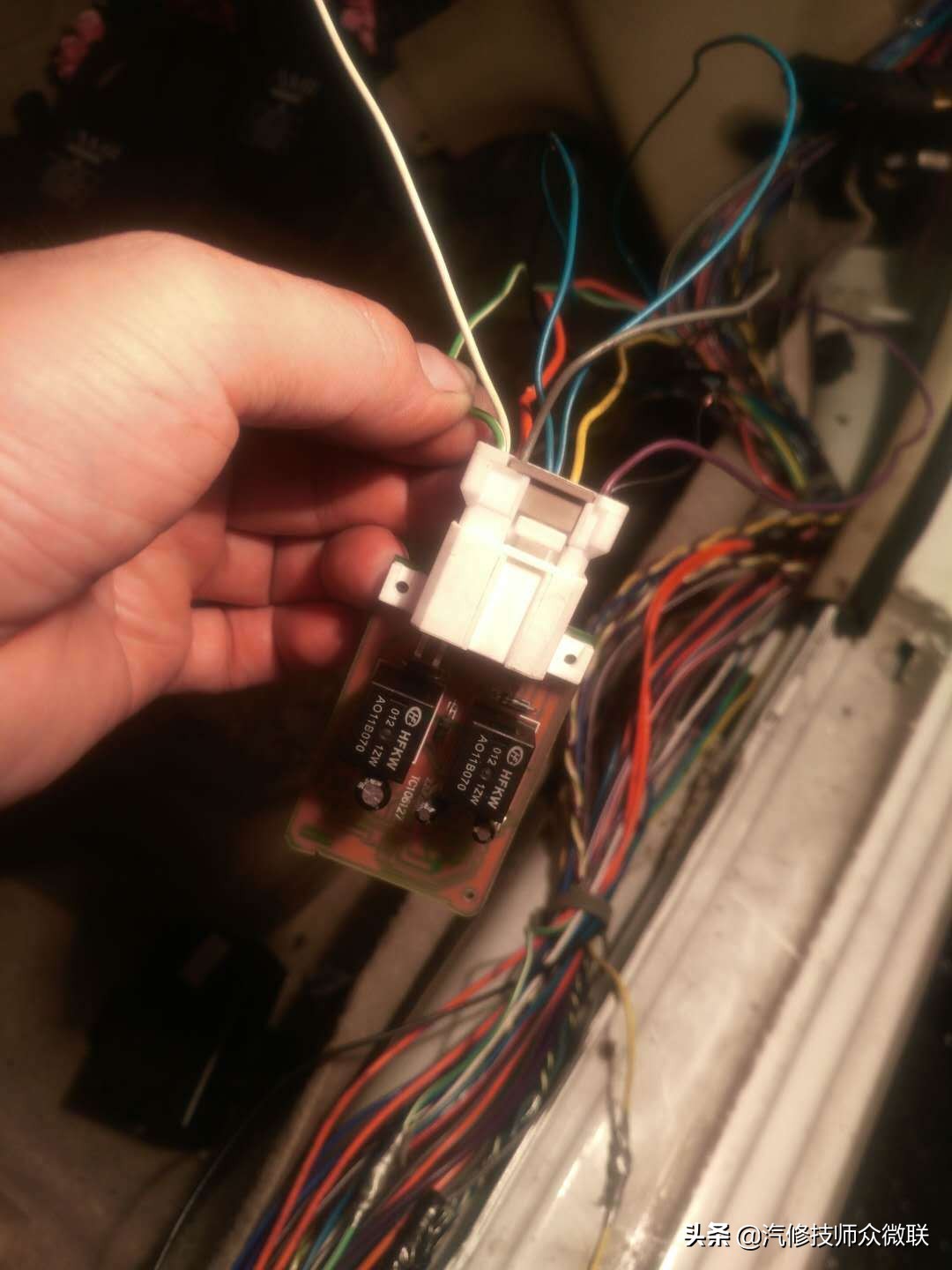 凯越中控门锁控制器在哪里换,别克凯越门锁机械锁不上