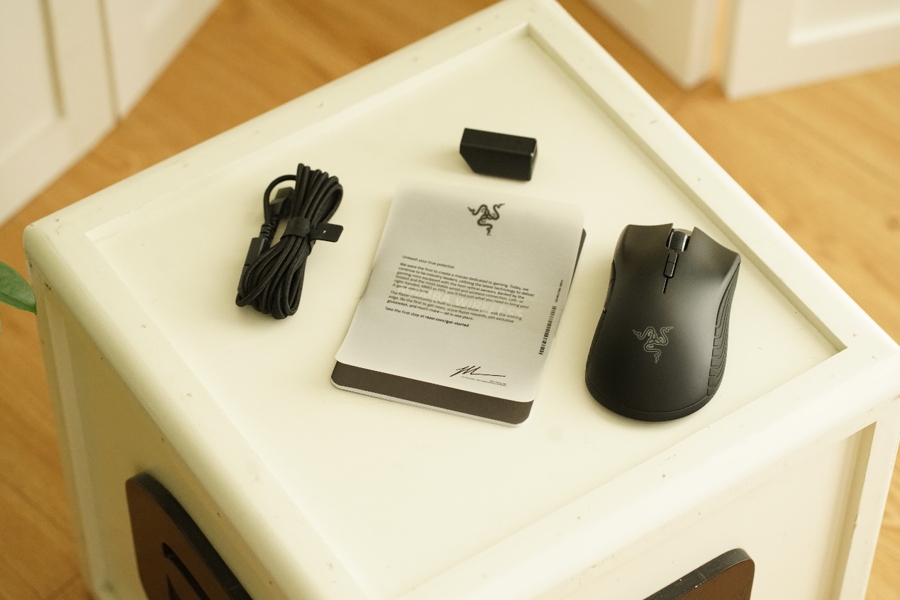 雷蛇曼巴眼镜蛇无线版鼠标开关键,雷蛇曼巴眼镜蛇无线版灯光