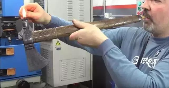 烟斗只能用来抽烟？孤陋寡闻了，烟斗真的可以杀敌