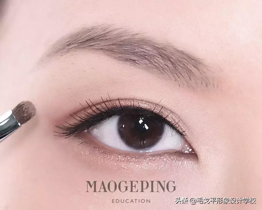 圆脸妹子怎么化妆才显脸小呢,圆脸女生怎样化妆才能显得好看