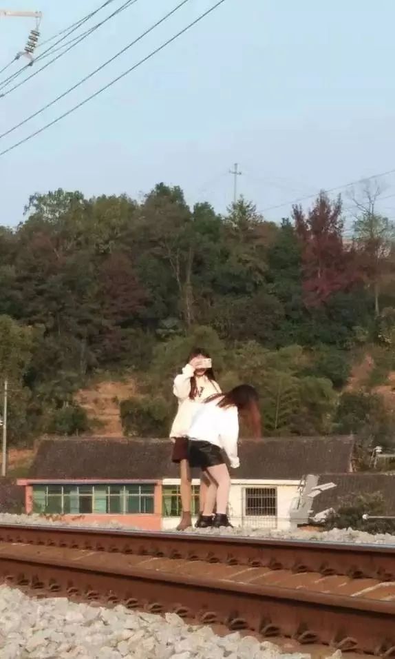 为了涨粉,为涨粉爬上铁轨自拍
