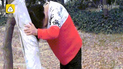 街头健身有些人不懂健身就瞎练,农村大爷习武健身一身肌肉