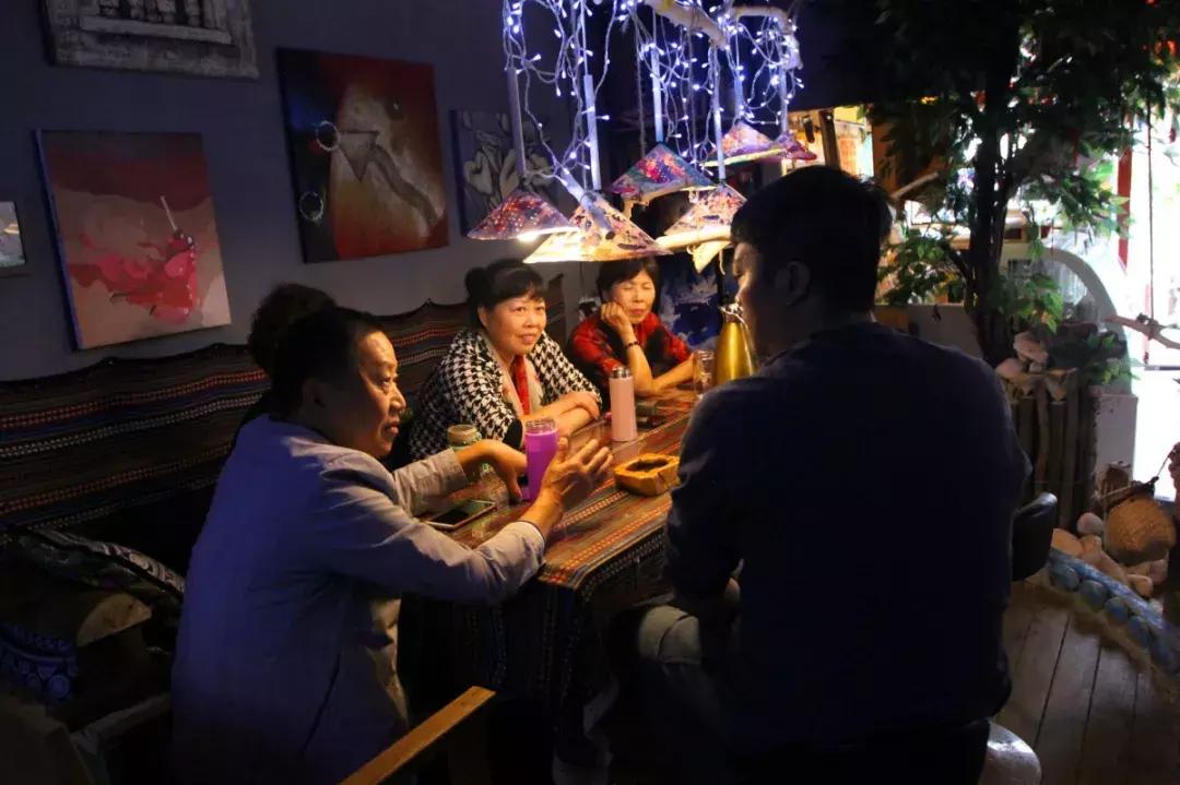 拒绝“人从众”！这个国庆必须到都江堰耍个“懒”，老街茶房、泥塑木作、古园书屋，快来享受你的小闲趣~