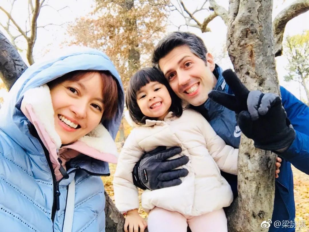 ​都说小糯米神似杨幂美到犯规，梁咏琪女儿的混血颜才堪称一绝