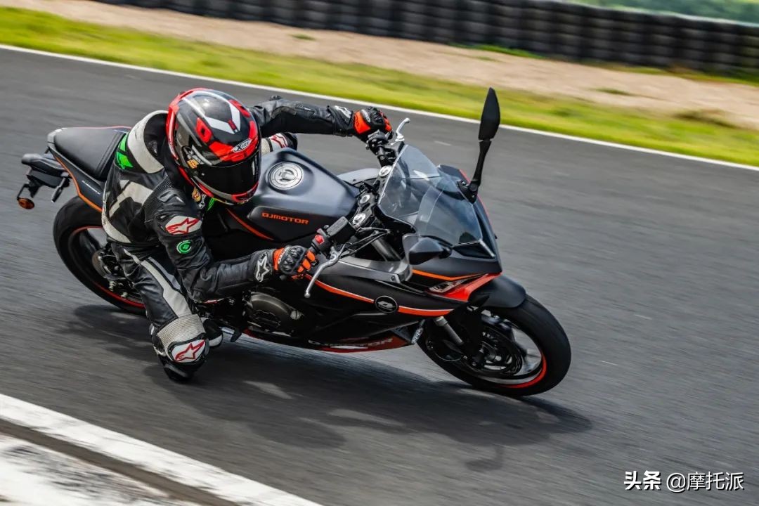 QJMOTOR赛350正式上市，28999元的全新双缸跑车入列