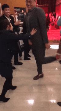 “如果这群女混混*攻围**我,我会舌战群儒!”你会怎样脱困?