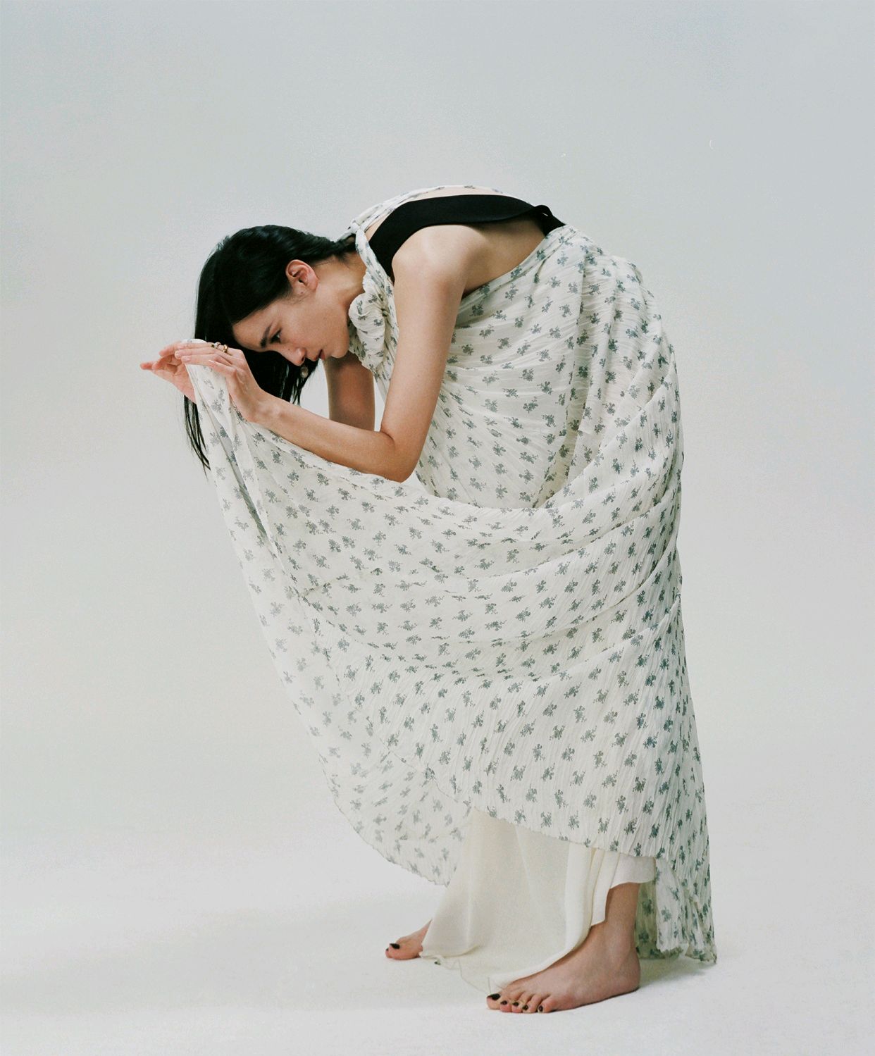 宋佳穿西裤视频,宋佳出席活动穿搭白色西装套装