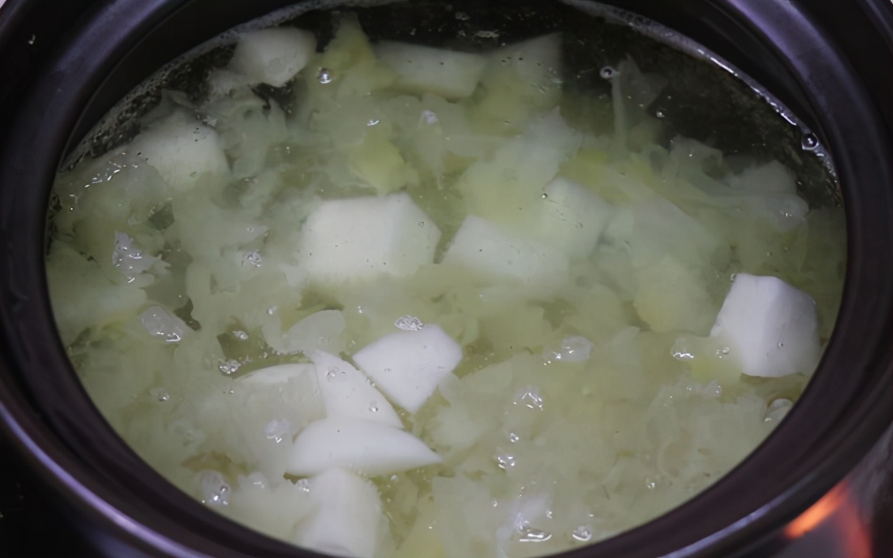 秋天银耳汤教程,秋天银耳雪梨羹的做法