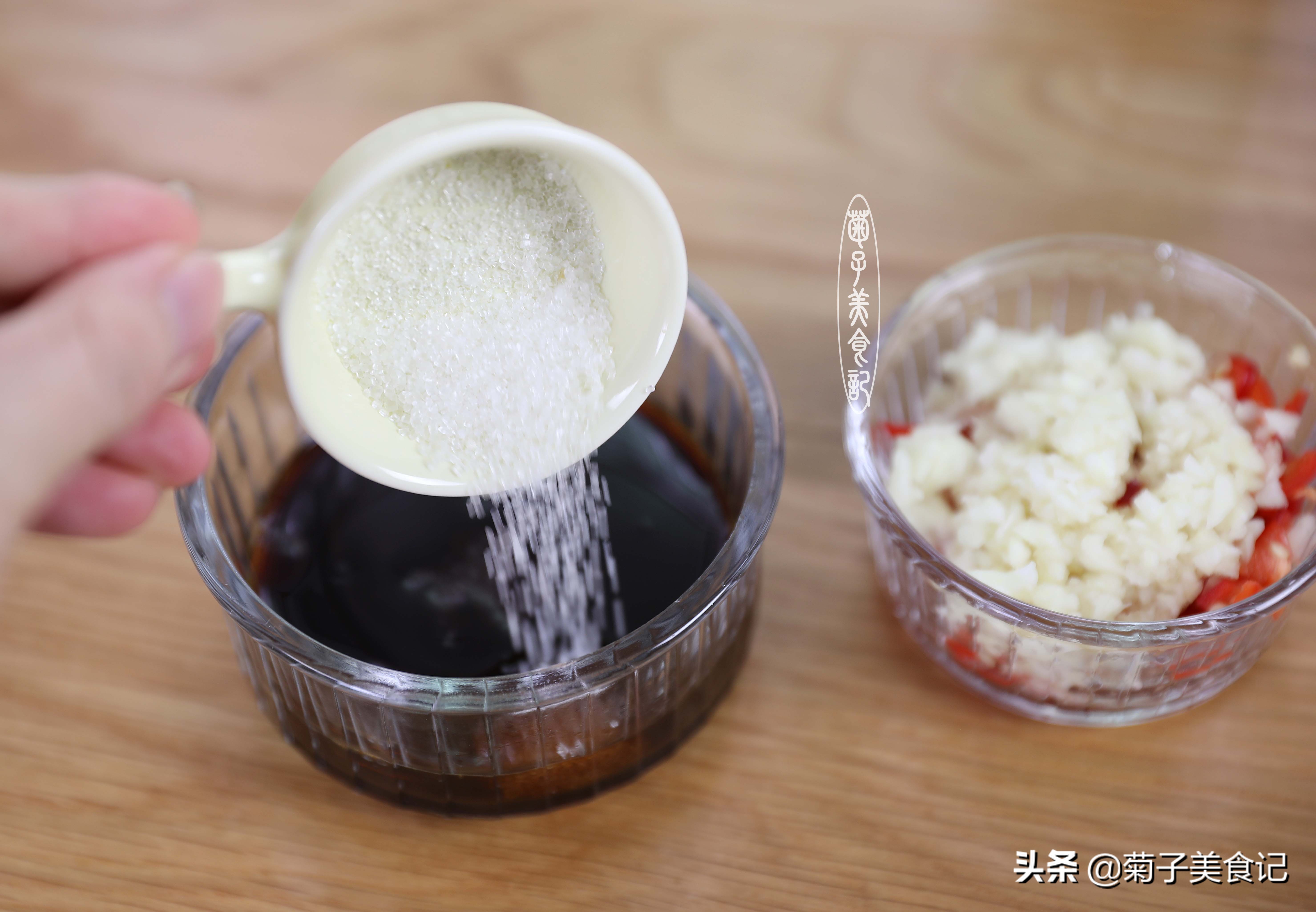 这道爽口凉拌菜简单开胃全家都爱,一道凉拌菜吃起来非常的鲜嫩可口