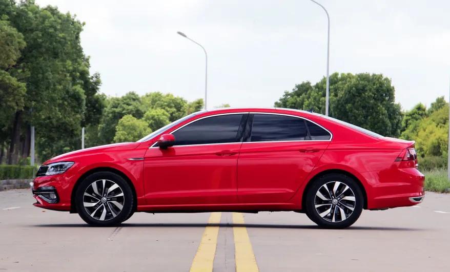 凌渡和卡罗拉哪个性价比高,大众凌渡值不值得买2023款落地价