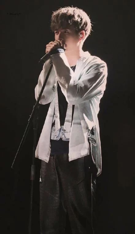 周震南和张颜齐是组合吗,张颜齐是不是踩着周震南出道