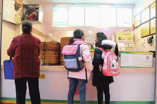 刘大姐经营乔馋大包子店，一天卖2000万个包子，一跃成为亿元大姐