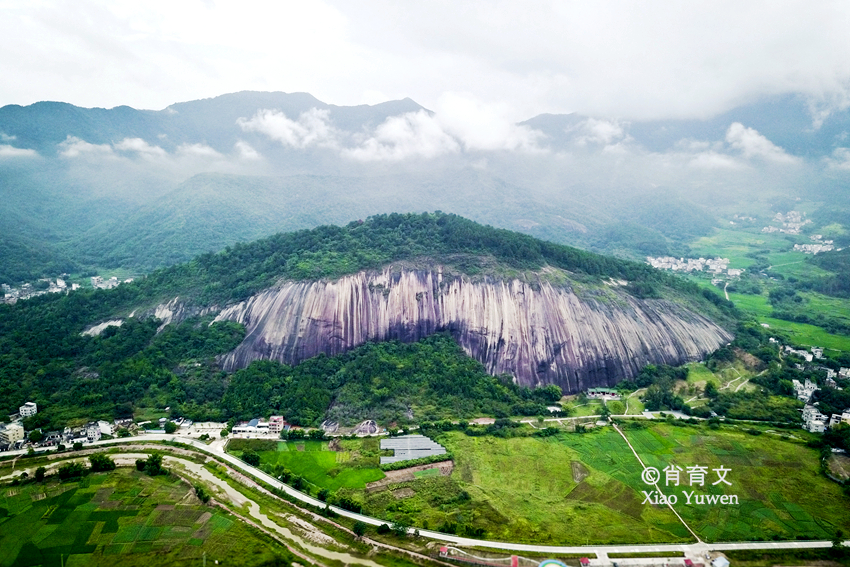 广东肇庆有块大斑石，有80个足球场大小，被誉为天下第一石