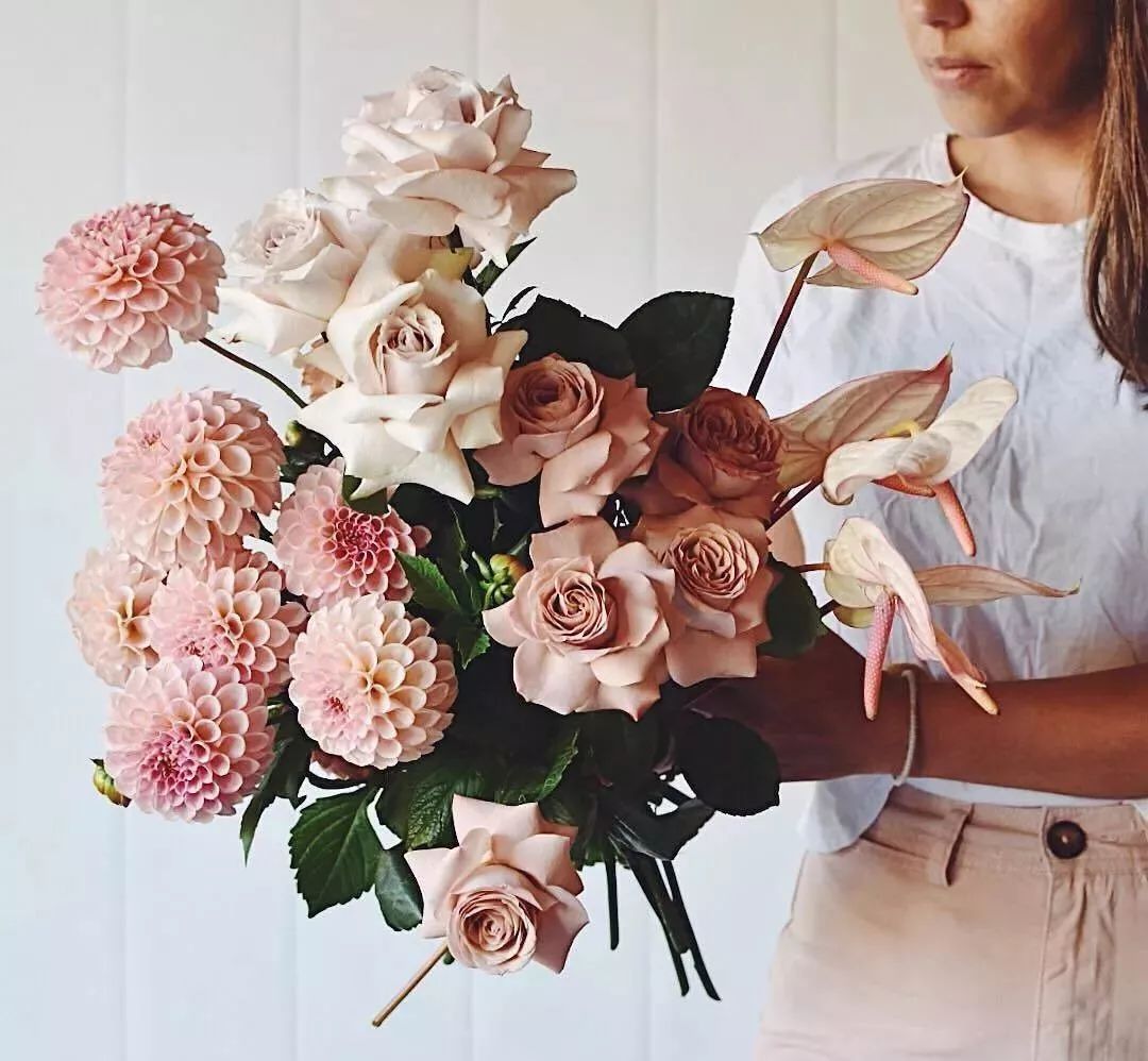 鲜花店日常换水整理花材,花要不要经常换水