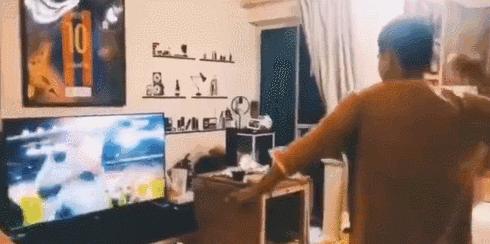 巴萨丢球搞小动作,巴萨布斯克茨假摔偷笑