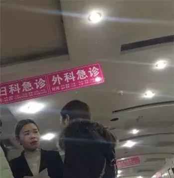 医院门口都有什么人,医院门口一群人