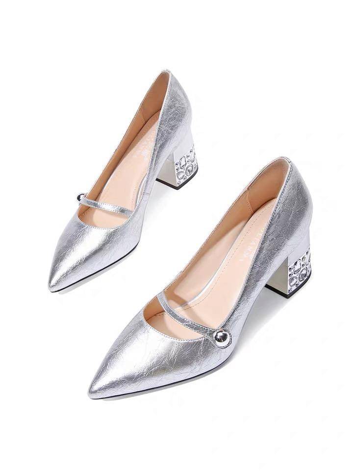 粗跟凉鞋怎么穿才更有气质？这几双随便穿，分分钟搭配出时髦感