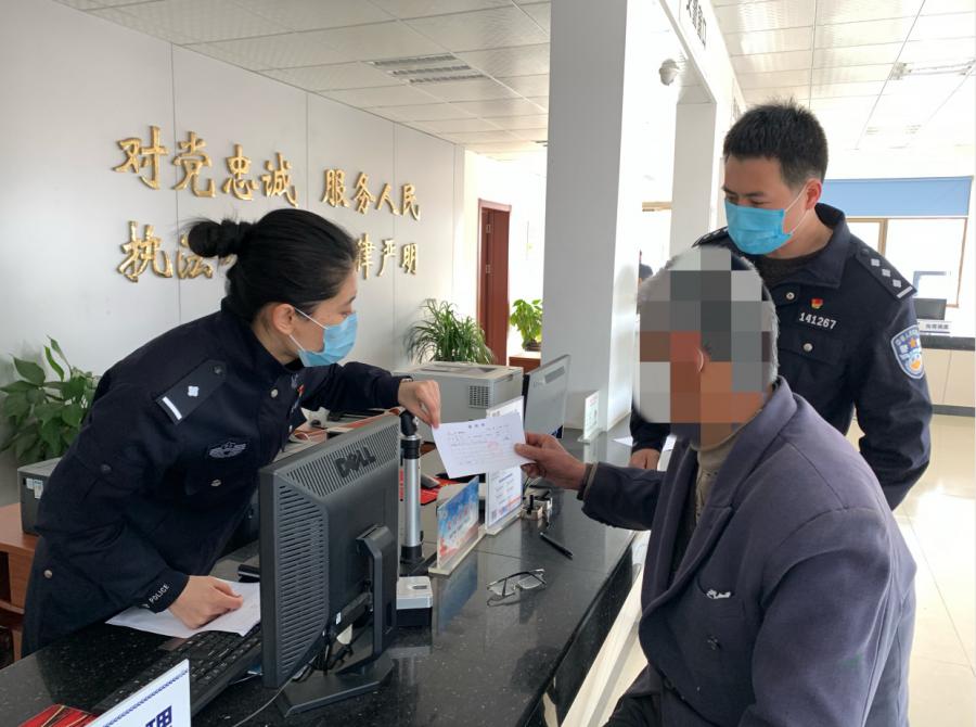 【政法时讯】当了19年“黑户”，疫情期间民警帮他“重拾身份”