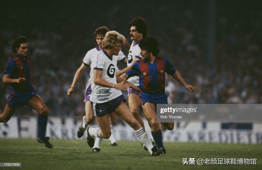 第一个穿白球鞋的足球运动员,第一个穿耐克篮球鞋的nba运动员