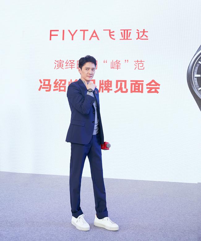 冯绍峰的穿搭是什么风格,冯绍峰白衣服西装