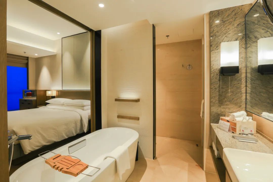 夜游盛世钱塘，赏绚烂灯光秀，打卡杭州钱江新城万豪酒店