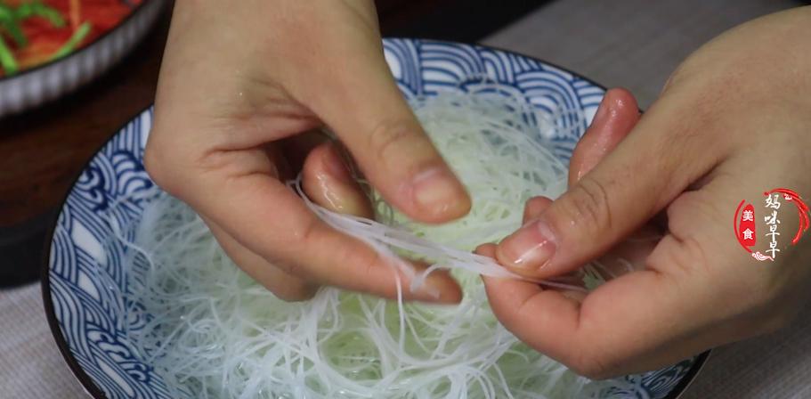 干米粉冷水泡发技巧,湿米粉怎么炒好吃不碎不粘锅
