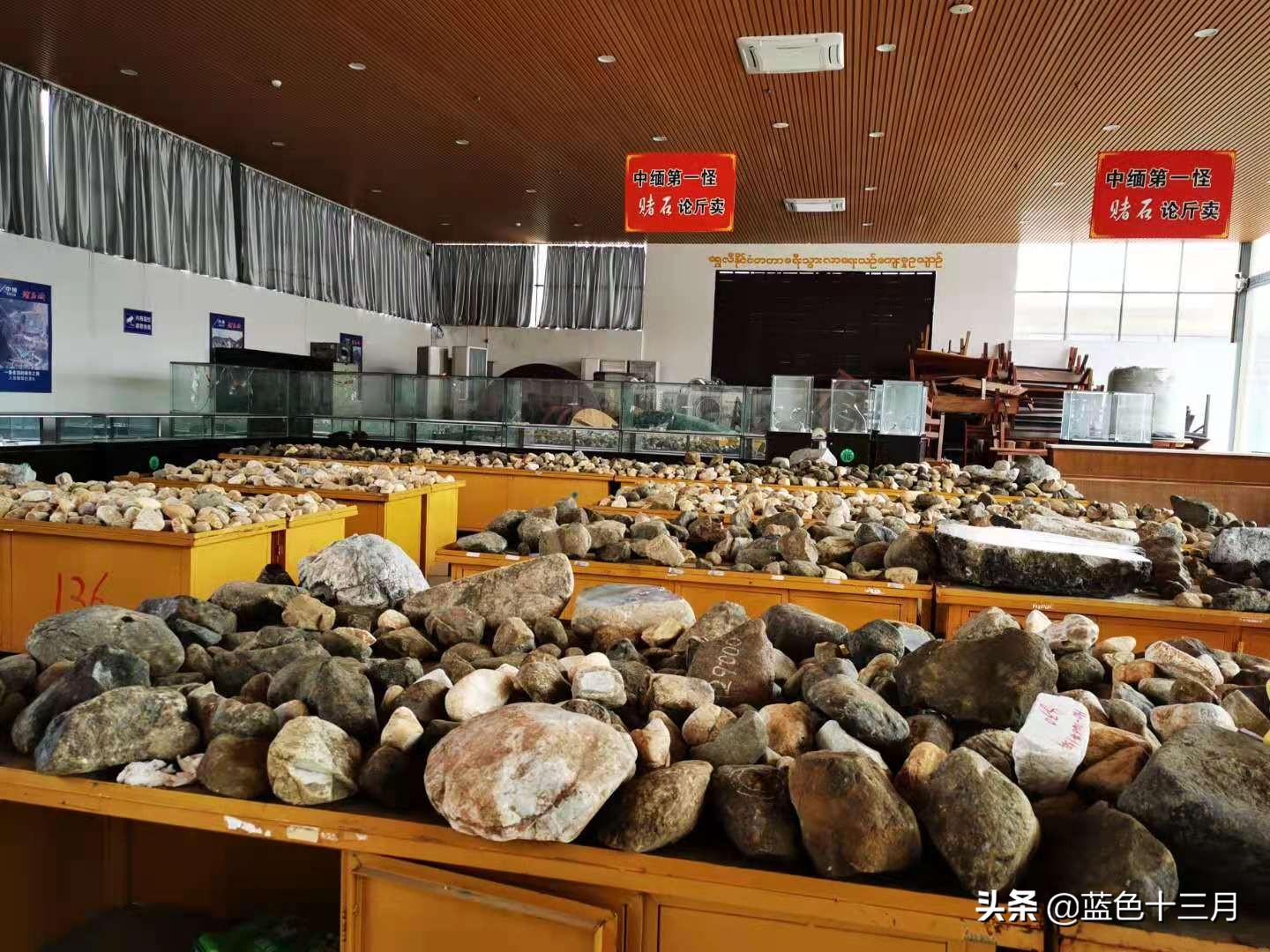 一万块预算买翡翠还是和田玉手镯,20元一个的翡翠玉手镯