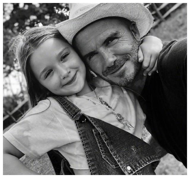 贝克汉姆小七奶娃,七公主出门不用走路