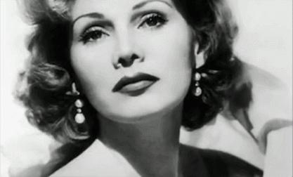 她被骂高级*女妓**，遭性侵生下女儿，69岁嫁给王子，却悲惨而死