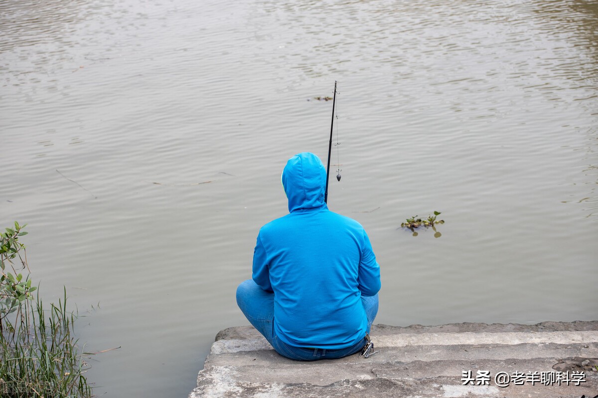 海南一男子钓鱼,海口男子钓鱼钓出两枚手榴弹