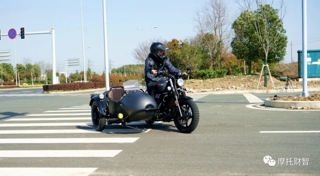 胖虎试驾：长江边三轮Bobber400