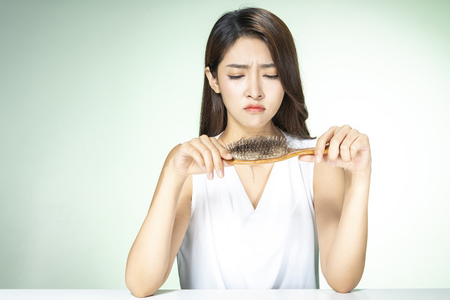 青春期女生脱发严重是什么原因,女性青春期严重脱发是什么原因