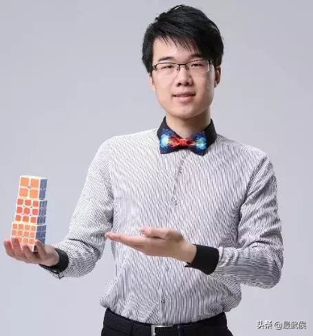 0.89秒复原魔方！12岁武侯娃亮相央视，挑战魔方速拧职业高手