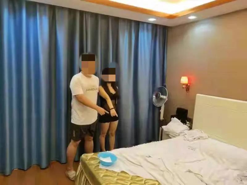 保健会所里淫秽秘密被揭露！14名男女当场被抓！