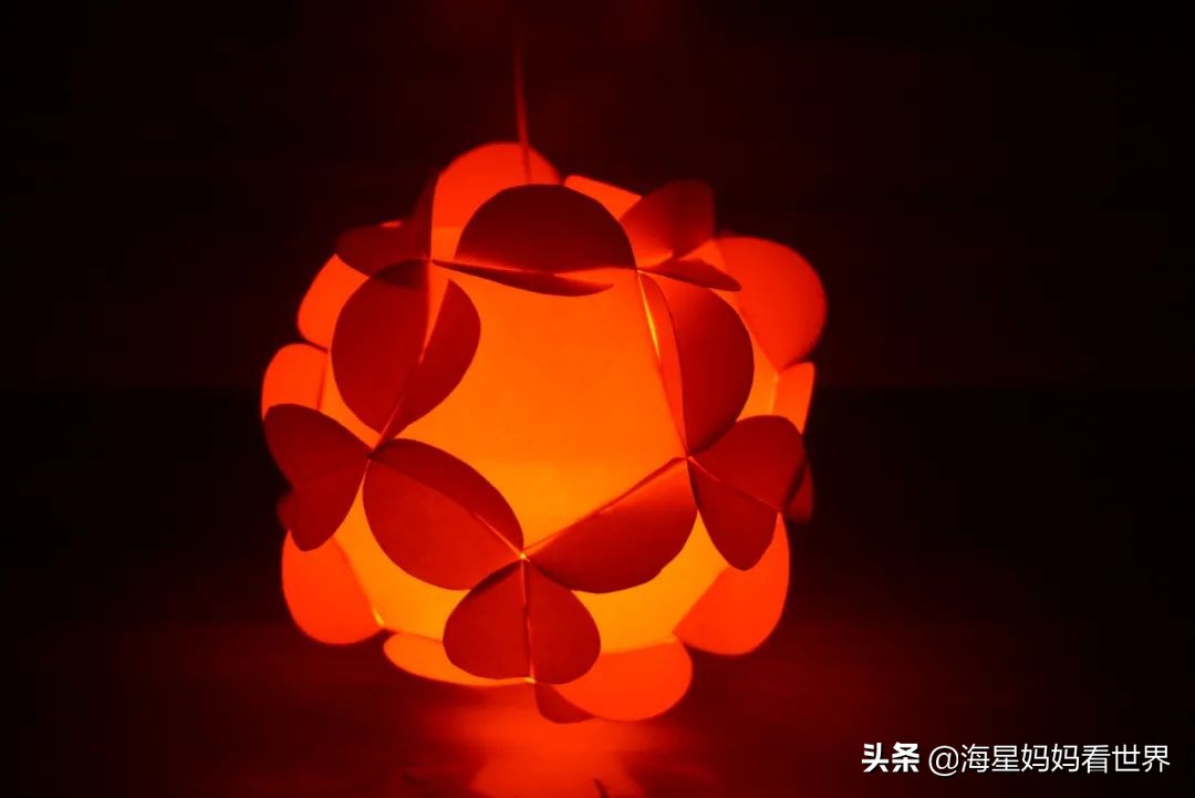 春节喜气洋洋大红灯笼高高挂,红红火火喜气洋洋百家姓灯笼