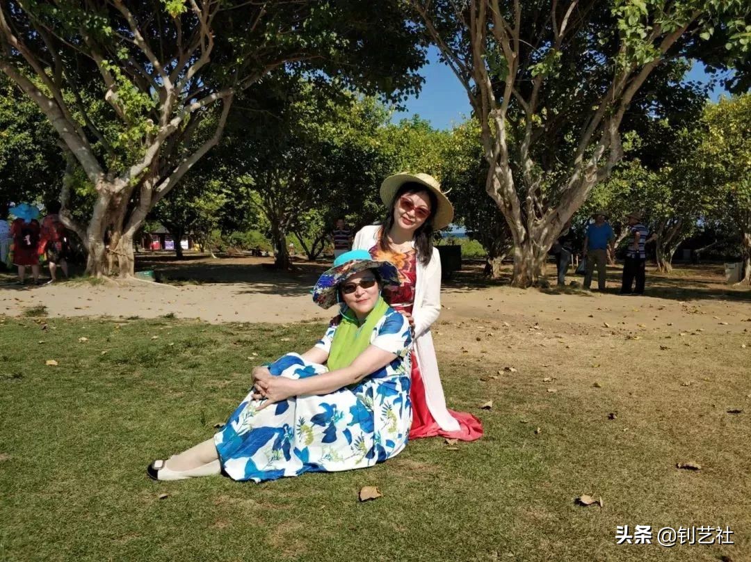 大妈旅游拍照姿势大全高级感,中国大妈旅游团拍照