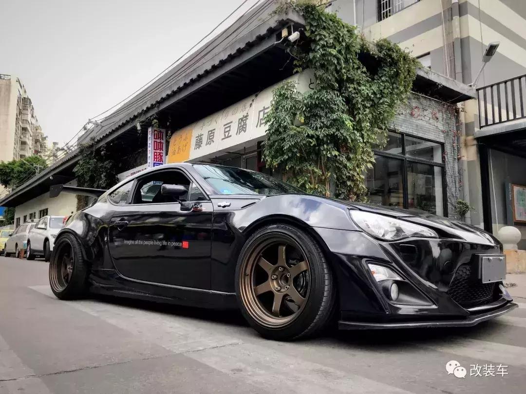 丰田86轮毂装18寸还是17寸好,丰田86加宽体