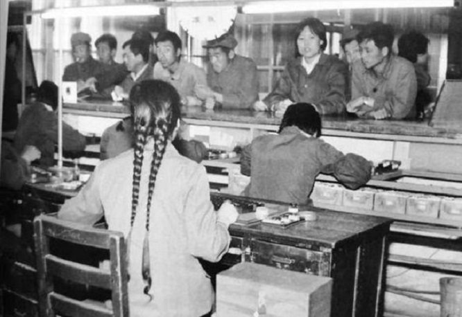 1980年,沈阳妇女将偷来的金砖切3斤去银行换钱,结果如何?