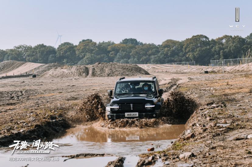 试驾全新坦克300越野版,三把锁硬派越野车