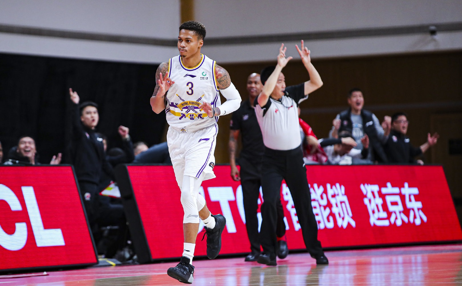 CBA三消息：郭士强骂人，山东惨败跌至第7，北控超级外援爆发