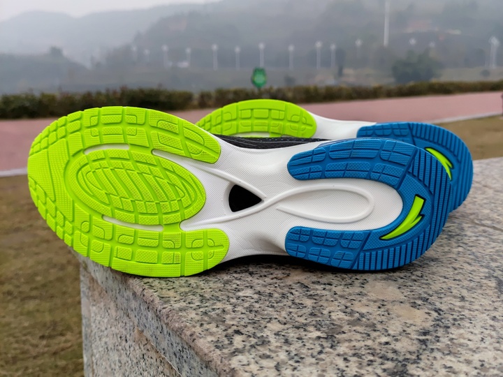 安踏咕咚联名跑鞋,安踏创1.5大数据跑鞋测评视频