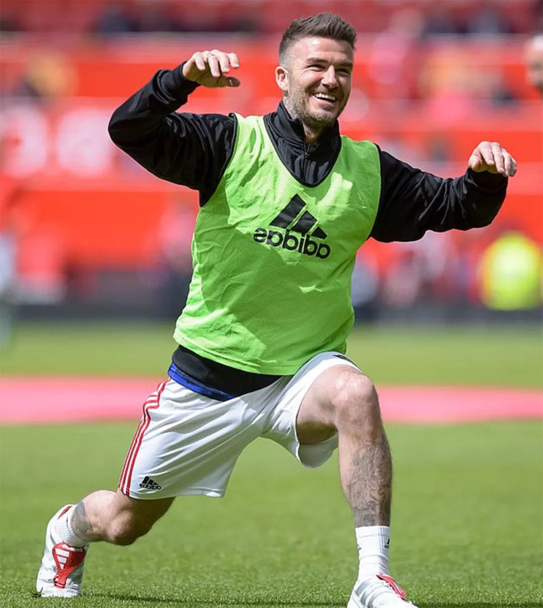 46岁贝嫂带儿女为老公助威，小七成全场焦点，小贝甜蜜亲吻女儿