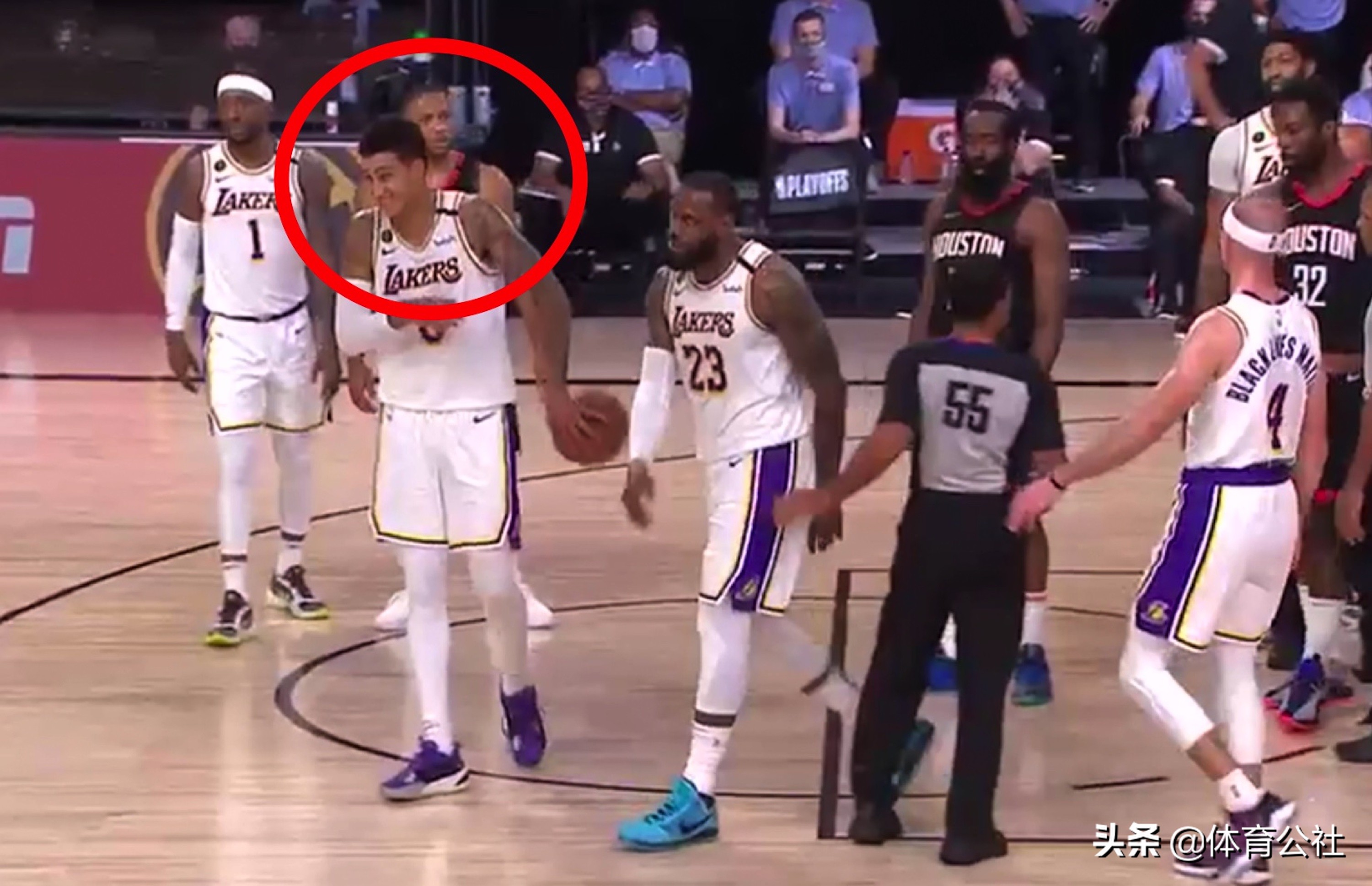 詹姆斯哈登被球砸,詹姆斯被球打库兹马偷笑