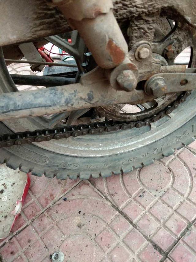 摩托车发动机小链条多少公里调整,摩托车链条拉长怎么解决